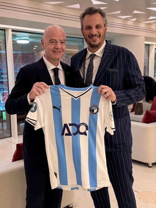 ممدوح عيد الرئيس التنفيذي لنادي بيراميدز يسلم إنفانتينو رئيس الاتحاد الدولي قميص تذكاري للنادي على هامش بطولة إنتركونتيننتال. VIA 