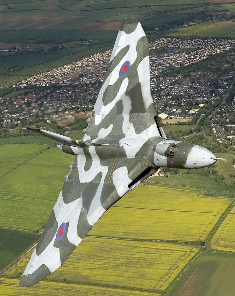 By the early 1980s the Vulcan fleet was 25–30 years old. Fatigue from sustained low-level flying caused serious structural wear, and keeping the aircraft airworthy became increasingly expensive and manpower-intensive.
 A sad farewell to a true beauty