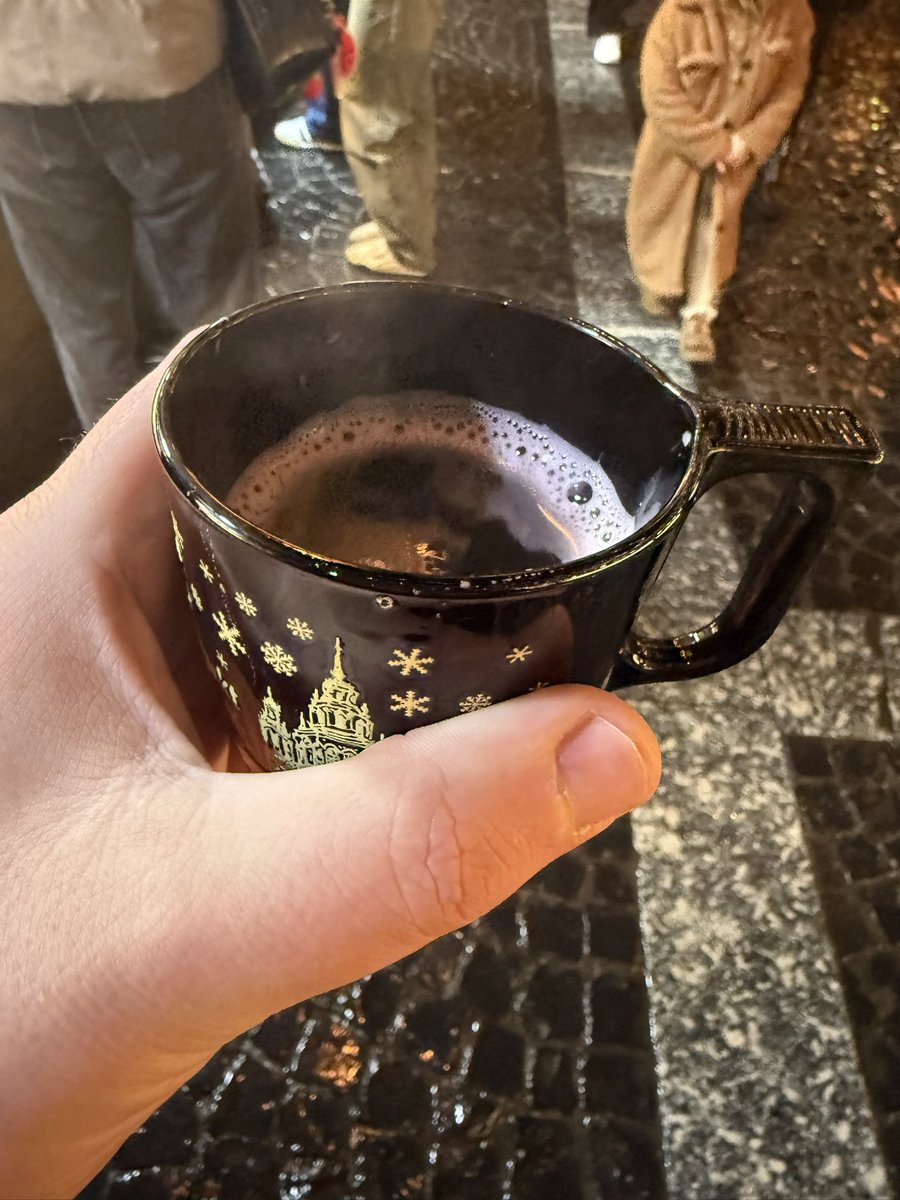 RobLeDrew's tweet photo. Frankfurt layover. Christmas market https://t.co/loU1OR4wrR