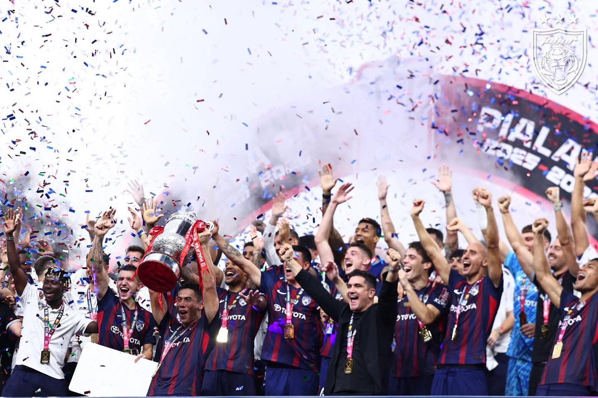 OfficialJohor's tweet photo. Lifting our fourth straight FA Cup trophy! 😎

More photos at https://t.co/ipe8Xp9WLU

Hidup Johor Demi Johor
#WhatCanYouDo
#TheTMJeffect
#HarimauSelatan
#SouthernTigers
#PermataSelatan
#JewelOfTheSouth
#JDTuntukSemua
#JDTforAll https://t.co/ZjhCbGneMm