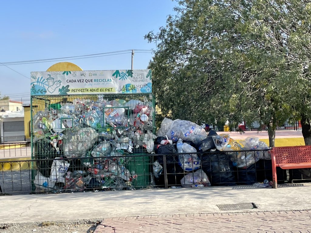 JA_GarMen's tweet photo. @CICsal la Ciudadania quiere poner su parte pero a veces la autoridad olvida la suya. Plaza Pistaches, Ramos Arizpe, varias semanas sin recolectar PET  en centro acopio, saturado. https://t.co/MjZIZMV0fK