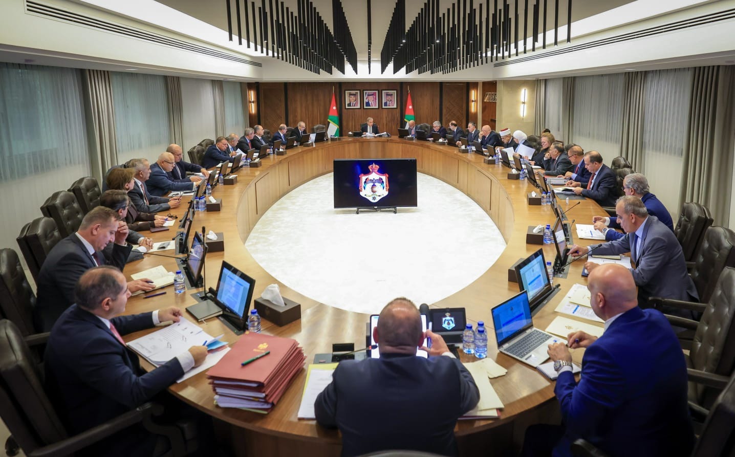 عاجل|| مجلس الوزراء يقرر تكليف وزارة الأشغال العامَّة والإسكان بالسَّير في إجراءات طرح عطاءات إعداد الدِّراسات والتَّصاميم الهندسيَّة والوثائق الخاصَّة ببعض المشاريع التي ستقام في مشروع مدينة عمرة، (حلبة السِّباقات والصَّالات الأولمبيَّة في المدينة الرِّياضيَّة، والمركز الدَّولي للمعارض والمؤتمرات، والشَّوارع والبنية التحتيَّة لمشروع مدينة عمرة) #بترا 