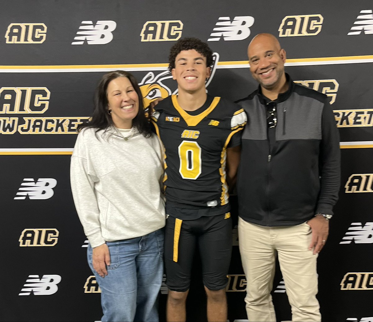 quincy_lawson10's tweet photo. Had a great official visit @AICFootball this weekend. Thank you @CoachMikeBlock for the invite. It was great seeing you &amp; the staff again and learning more about the program. Grateful for the hospitality @CoachChipka 
 &amp; honored to earn an Athletic Scholarship. @jeff_papazian https://t.co/JMAXpdRKSn