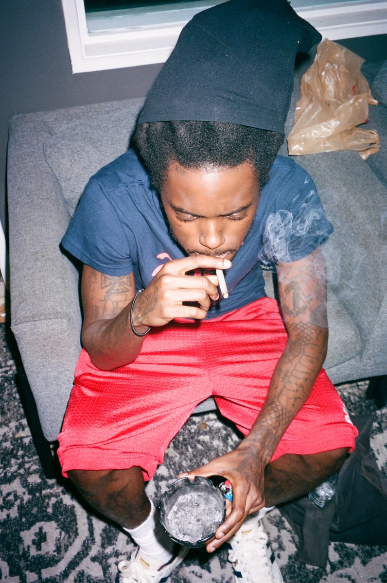 livingproof_ny's tweet image. Niontay for Living Proof Magazine, Issue 12. Now available on the Living Proof Patreon. 

Niontay is an American rapper and producer born in Milwaukee,
raised in Florida, and currently living in Brooklyn. Though he experimented with song writing on and off through his teenage…