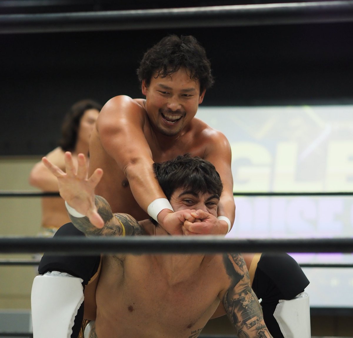 This is a man who loves his job (of torturing people.) 🤭🤭🤭
#中嶋勝彦選手 
#XXSTYLE
#GLEAT
#LIDETUWF