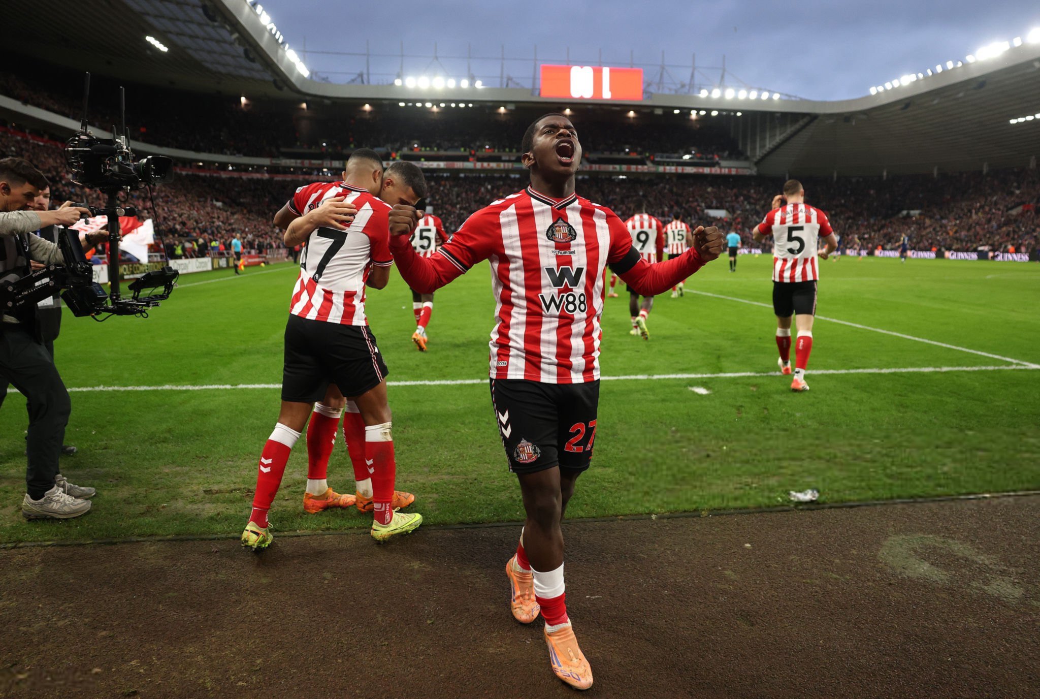 نتائج بعض مباريات الخامسة من الدوري الإنجليزي: وست هام 2 3 أستون فيلا. سندرلاند 1 0 نيوكاسل 