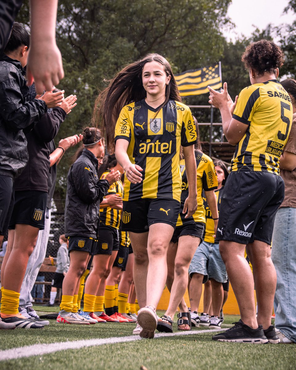 Nuestras bicampeonas uruguayas sub 14 recibieron su trofeo 👏🏻🏆