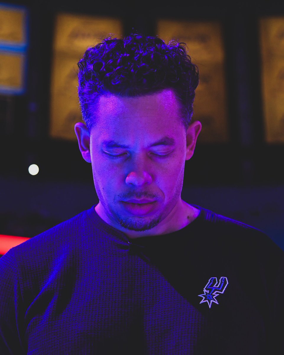 Spurs_Latam's tweet image. - Transformó por completo el CT.
- Impulsó la creación de nuevas áreas de trabajo en San Antonio.
- Elevó el rendimiento de Vassell y Keldon.
- Supo mantener y honrar la cultura de la franquicia.
- tiene un récord de 18–7 en la temporada.

Esto es TRABAJO PURO y tiene un solo…