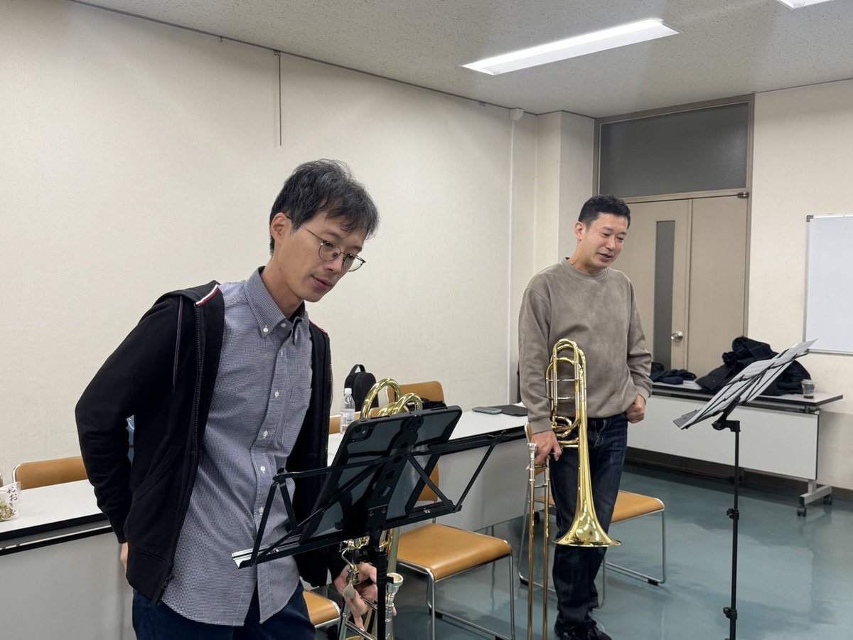 nte_officials's tweet photo. 12/14
今日はバス2人のメンバーを含めた6人が集まり、全体練習を行いました。
個々人の課題もハッキリしたり、曲の方向性も見えてきました。
ところで、バスの2人が何やらとてつもなく難解なデュエットを合わせてますが、これひょっとしてプログラムに入ったりするのかな〜？ https://t.co/TDqTErF5Sl