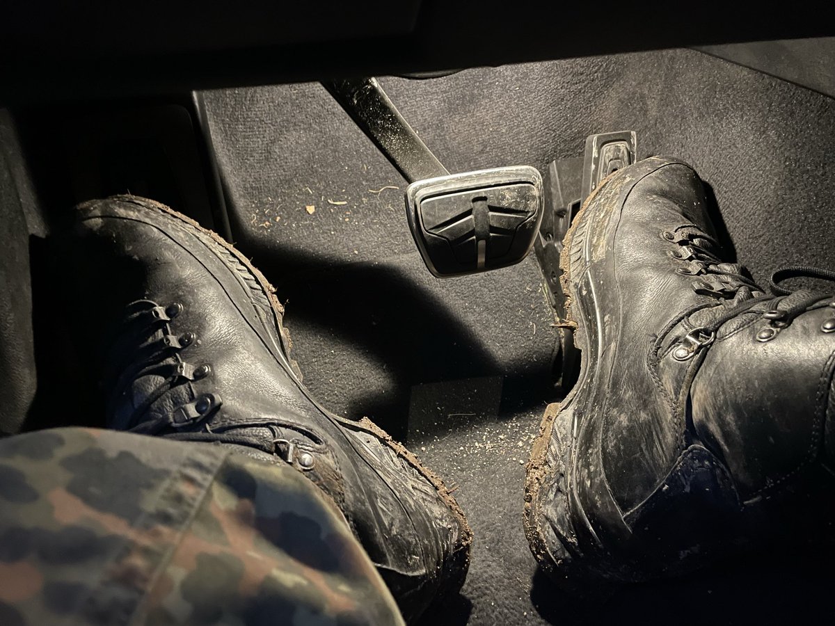 Siehst du deine Aufgabe? 
Dann fang an zu lecken.