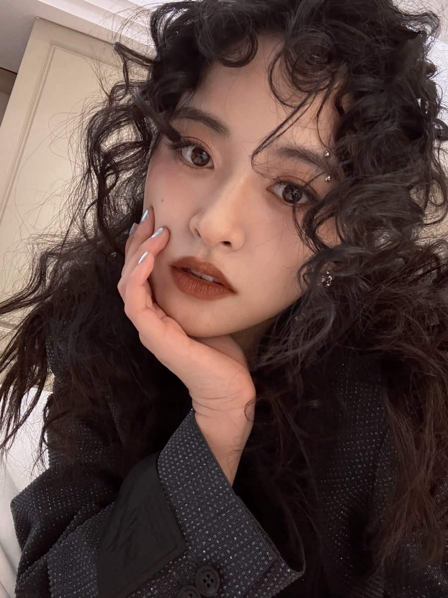 우린 복실강쥐 이러고 있는데 
본인은 빗자루 머리 이러네 
자기 머리로 베이징 눈 치우고 있대