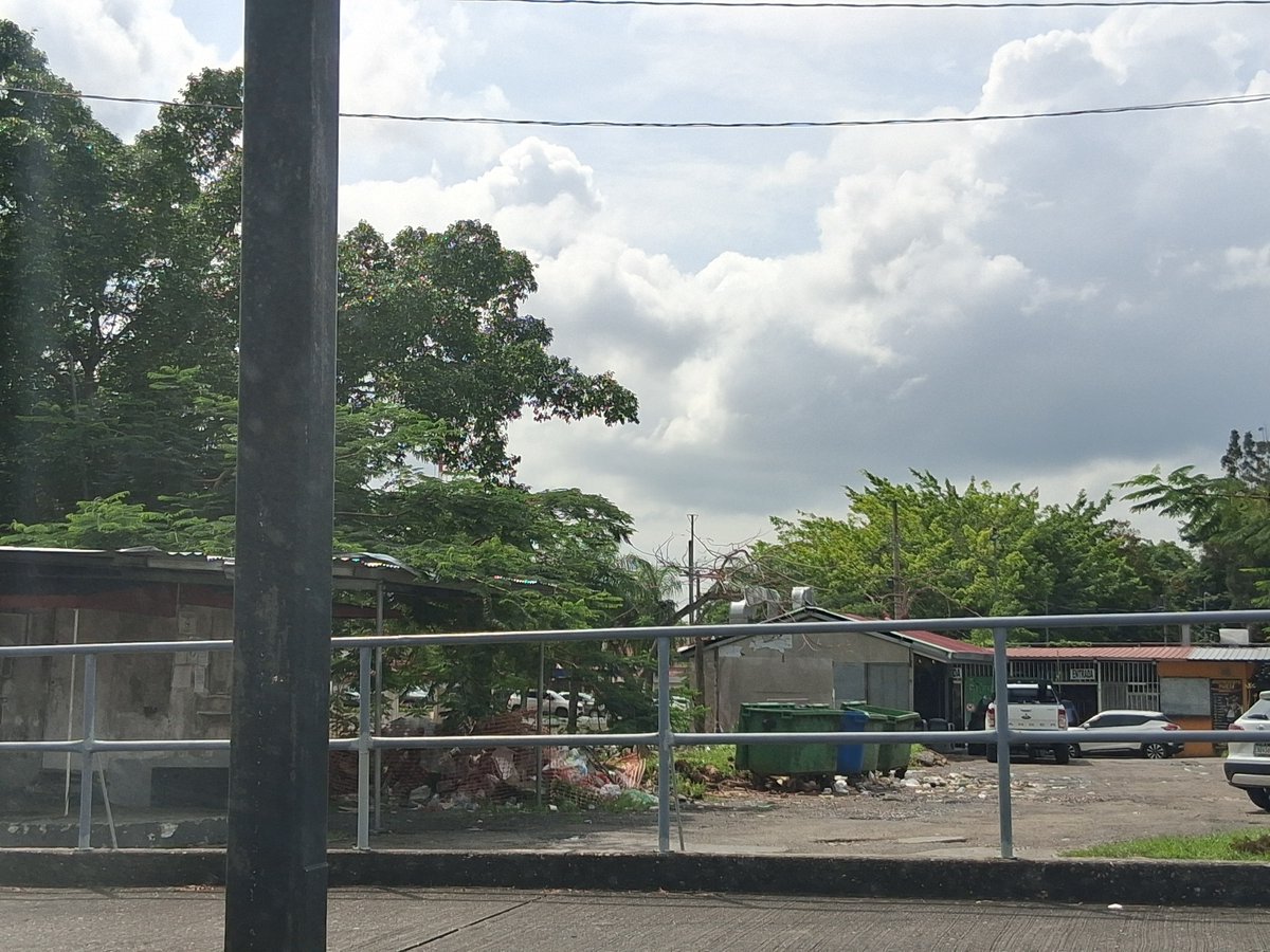 Omhio's tweet photo. @smalcaldia Por el parque central de Brisas pasaran?, que porqueria como lo tienen y los comerciantes que siguen ahí ni para aportar en la limpieza. https://t.co/mYijZr1ipt