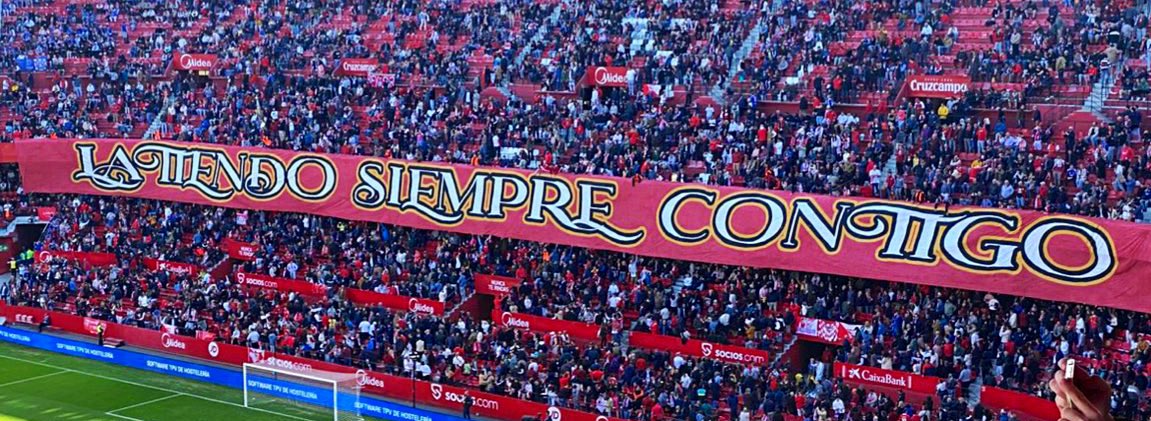 UltrasPresent's tweet photo. “YO TE SUEÑO Y TE PERSIGO

CON LA ÚNICA INTENCIÓN DE DEJAR MI CORAZÓN 

LATIENDO SIEMPRE CONTIGO”  🔴⚪️

Sevilla FC - Real Oviedo.

#BirisNorte https://t.co/mJRVrCpCp1