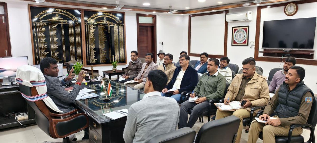 DC_Ranchi's tweet photo. माननीय मुख्यमंत्री श्री हेमंत सोरेन ज़ी के निदेशानुसार रांची शहर में आवागमन व्यवस्था, नागरिक सुविधाओं तथा आमजन के जीवन को और अधिक सुगम, सुरक्षित एवं सुव्यवस्थित बनाने के उद्देश्य से  में महत्वपूर्ण समन्वय बैठक आयोजित की गई।

आयोजित बैठक में आयुक्त, रांची नगर निगम श्री सुशांत गौरव, वरीय पुलिस अधीक्षक, रांची श्री राकेश रंजन, पुलिस अधीक्षक नगर श्री गौतम राणा, पुलिस अधीक्षक यातायात श्री राकेश सिंह, पुलिस अधीक्षक ग्रामीण श्री पुष्कर राणा, अपर जिला दंडाधिकारी (विधि-व्यवस्था) श्री राजेश्वरनाथ आलोक, अनुमंडल पदाधिकारी सदर श्री उत्कर्ष कुमार, अपर समाहर्ता, रांची श्री राम नारायण सिंह, उपसमाहर्ता नजारत श्री सुदेश कुमार, जिला परिवहन पदाधिकारी श्री अखिलेश कुमार सहित नगर निगम एवं सूडा के संबंधित पदाधिकारी उपस्थित थे।

बैठक में शहर को अतिक्रमण मुक्त बनाने, प्रमुख सड़कों एवं चौक-चौराहों पर यातायात को सुचारु करने, बेतरतीब ढंग से लगे बिजली के खंभों एवं उन पर लटके तारों को व्यवस्थित करने तथा विभिन्न मार्गों पर अनावश्यक कट्स को बंद करने को लेकर विस्तृत चर्चा की गई। इस क्रम में संबंधित विभागों को स्पष्ट निर्देश देते हुए कहा गया कि शहर की सुंदरता, सुरक्षा और आम नागरिकों की सुविधा सर्वोच्च प्राथमिकता है।

बिजली के खंभों पर लटके अव्यवस्थित तारों को शीघ्र व्यवस्थित करने हेतु टेलीकॉम कंपनियों के प्रतिनिधियों के साथ समन्वय बैठक आयोजित करने का निर्देश दिया, ताकि संभावित दुर्घटनाओं को रोका जा सके और शहर की छवि बेहतर बनाई जा सके।

इसके अतिरिक्त, शहर में टोटो परिचालन के कारण यातायात व्यवस्था प्रभावित न हो, इसे लेकर जिला परिवहन पदाधिकारी को टोटो संघ के साथ बैठक कर मार्ग निर्धारण, परिचालन अनुशासन एवं यातायात नियमों के पालन को सुनिश्चित करने हेतु आवश्यक कदम उठाने का निर्देश दिया। इसका उद्देश्य टोटो चालकों एवं आम नागरिकों के बीच संतुलन बनाते हुए सुचारू यातायात व्यवस्था सुनिश्चित करना है।  एवं टोटो चालकों के लिए यूनिफॉर्म और वाहन के पीछे चालक का नाम और मोबाइल नंबर बड़े अक्षरों में लिखवाना सुनिश्चित करने का निर्देश दिया गया। 

महिला सुरक्षा को लेकर विशेष निर्देश देते हुए कहा कि भीड़-भाड़ वाले क्षेत्रों, प्रमुख बाजारों, सार्वजनिक स्थलों, शिक्षण संस्थानों के आसपास एवं रात्रिकालीन समय में सुरक्षा व्यवस्था को और अधिक सुदृढ़ किया जाए। उन्होंने महिला सुरक्षा से संबंधित मामलों पर त्वरित कार्रवाई, नियमित पेट्रोलिंग, संवेदनशील स्थानों की पहचान तथा आवश्यकतानुसार निगरानी व्यवस्था को मजबूत करने के निर्देश दिए, ताकि महिलाओं और बालिकाओं को सुरक्षित वातावरण उपलब्ध कराया जा सके।

बैठक में शहर को अतिक्रमण मुक्त कराने के लिए संबंधित अंचल अधिकारियों को नगर निगम की टीम के साथ प्रभावी समन्वय स्थापित करते हुए संयुक्त रूप से कार्रवाई सुनिश्चित करने का निर्णय लिया गया, ताकि सड़कों, फुटपाथों एवं सार्वजनिक स्थलों पर अवैध अतिक्रमण हटाकर आमजन को सुगम एवं सुरक्षित आवागमन की सुविधा मिल सके।

बैठक में निर्णय लिया गया कि जिला प्रशासन रांची शहर को अतिक्रमण मुक्त, यातायात की दृष्टि से सुगम, नागरिकों के लिए सुरक्षित तथा सौंदर्यपूर्ण बनाने के लिए चरणबद्ध तरीके से कार्य करेगा। जिला प्रशासन का लक्ष्य है कि हर शहरवासी को सम्मान के साथ बेहतर जीवन सुविधाएँ उपलब्ध हों और रांची एक सुव्यवस्थित एवं आदर्श शहर के रूप में विकसित हो।
@prdjharkhand 
@JharkhandCMO 
@HemantSorenJMM 
@mbhajantri