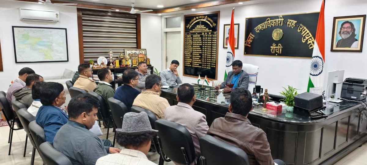 DC_Ranchi's tweet photo. माननीय मुख्यमंत्री श्री हेमंत सोरेन ज़ी के निदेशानुसार रांची शहर में आवागमन व्यवस्था, नागरिक सुविधाओं तथा आमजन के जीवन को और अधिक सुगम, सुरक्षित एवं सुव्यवस्थित बनाने के उद्देश्य से  में महत्वपूर्ण समन्वय बैठक आयोजित की गई।

आयोजित बैठक में आयुक्त, रांची नगर निगम श्री सुशांत गौरव, वरीय पुलिस अधीक्षक, रांची श्री राकेश रंजन, पुलिस अधीक्षक नगर श्री गौतम राणा, पुलिस अधीक्षक यातायात श्री राकेश सिंह, पुलिस अधीक्षक ग्रामीण श्री पुष्कर राणा, अपर जिला दंडाधिकारी (विधि-व्यवस्था) श्री राजेश्वरनाथ आलोक, अनुमंडल पदाधिकारी सदर श्री उत्कर्ष कुमार, अपर समाहर्ता, रांची श्री राम नारायण सिंह, उपसमाहर्ता नजारत श्री सुदेश कुमार, जिला परिवहन पदाधिकारी श्री अखिलेश कुमार सहित नगर निगम एवं सूडा के संबंधित पदाधिकारी उपस्थित थे।

बैठक में शहर को अतिक्रमण मुक्त बनाने, प्रमुख सड़कों एवं चौक-चौराहों पर यातायात को सुचारु करने, बेतरतीब ढंग से लगे बिजली के खंभों एवं उन पर लटके तारों को व्यवस्थित करने तथा विभिन्न मार्गों पर अनावश्यक कट्स को बंद करने को लेकर विस्तृत चर्चा की गई। इस क्रम में संबंधित विभागों को स्पष्ट निर्देश देते हुए कहा गया कि शहर की सुंदरता, सुरक्षा और आम नागरिकों की सुविधा सर्वोच्च प्राथमिकता है।

बिजली के खंभों पर लटके अव्यवस्थित तारों को शीघ्र व्यवस्थित करने हेतु टेलीकॉम कंपनियों के प्रतिनिधियों के साथ समन्वय बैठक आयोजित करने का निर्देश दिया, ताकि संभावित दुर्घटनाओं को रोका जा सके और शहर की छवि बेहतर बनाई जा सके।

इसके अतिरिक्त, शहर में टोटो परिचालन के कारण यातायात व्यवस्था प्रभावित न हो, इसे लेकर जिला परिवहन पदाधिकारी को टोटो संघ के साथ बैठक कर मार्ग निर्धारण, परिचालन अनुशासन एवं यातायात नियमों के पालन को सुनिश्चित करने हेतु आवश्यक कदम उठाने का निर्देश दिया। इसका उद्देश्य टोटो चालकों एवं आम नागरिकों के बीच संतुलन बनाते हुए सुचारू यातायात व्यवस्था सुनिश्चित करना है।  एवं टोटो चालकों के लिए यूनिफॉर्म और वाहन के पीछे चालक का नाम और मोबाइल नंबर बड़े अक्षरों में लिखवाना सुनिश्चित करने का निर्देश दिया गया। 

महिला सुरक्षा को लेकर विशेष निर्देश देते हुए कहा कि भीड़-भाड़ वाले क्षेत्रों, प्रमुख बाजारों, सार्वजनिक स्थलों, शिक्षण संस्थानों के आसपास एवं रात्रिकालीन समय में सुरक्षा व्यवस्था को और अधिक सुदृढ़ किया जाए। उन्होंने महिला सुरक्षा से संबंधित मामलों पर त्वरित कार्रवाई, नियमित पेट्रोलिंग, संवेदनशील स्थानों की पहचान तथा आवश्यकतानुसार निगरानी व्यवस्था को मजबूत करने के निर्देश दिए, ताकि महिलाओं और बालिकाओं को सुरक्षित वातावरण उपलब्ध कराया जा सके।

बैठक में शहर को अतिक्रमण मुक्त कराने के लिए संबंधित अंचल अधिकारियों को नगर निगम की टीम के साथ प्रभावी समन्वय स्थापित करते हुए संयुक्त रूप से कार्रवाई सुनिश्चित करने का निर्णय लिया गया, ताकि सड़कों, फुटपाथों एवं सार्वजनिक स्थलों पर अवैध अतिक्रमण हटाकर आमजन को सुगम एवं सुरक्षित आवागमन की सुविधा मिल सके।

बैठक में निर्णय लिया गया कि जिला प्रशासन रांची शहर को अतिक्रमण मुक्त, यातायात की दृष्टि से सुगम, नागरिकों के लिए सुरक्षित तथा सौंदर्यपूर्ण बनाने के लिए चरणबद्ध तरीके से कार्य करेगा। जिला प्रशासन का लक्ष्य है कि हर शहरवासी को सम्मान के साथ बेहतर जीवन सुविधाएँ उपलब्ध हों और रांची एक सुव्यवस्थित एवं आदर्श शहर के रूप में विकसित हो।
@prdjharkhand 
@JharkhandCMO 
@HemantSorenJMM 
@mbhajantri