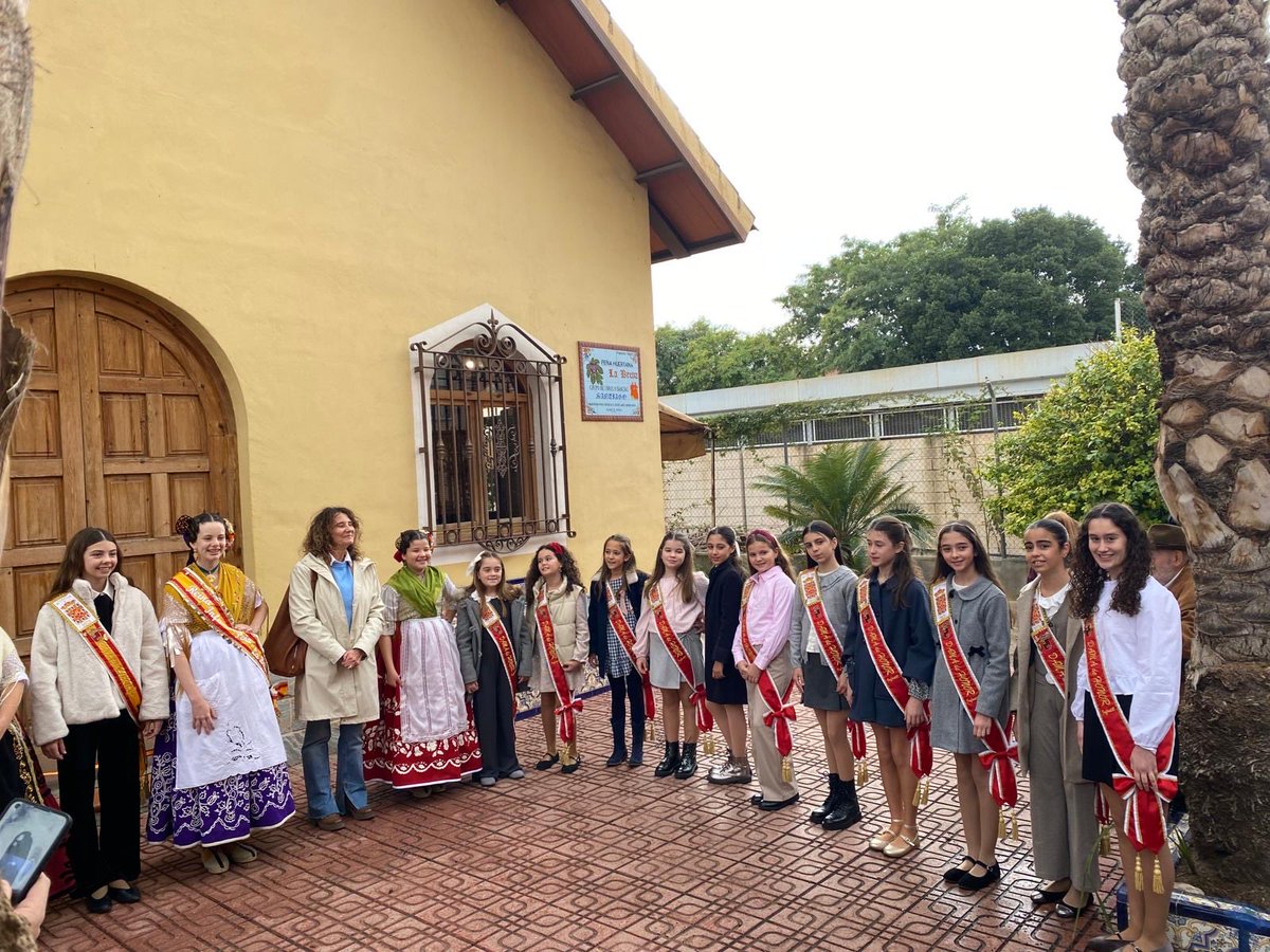 eltablacho's tweet image. Nuestra reina infantil, Sofía, asistió junto al resto de sus compañeras de la corte de honor a la inauguración del Belén de la Peña huertana La Breva. Tenéis que visitarlo!