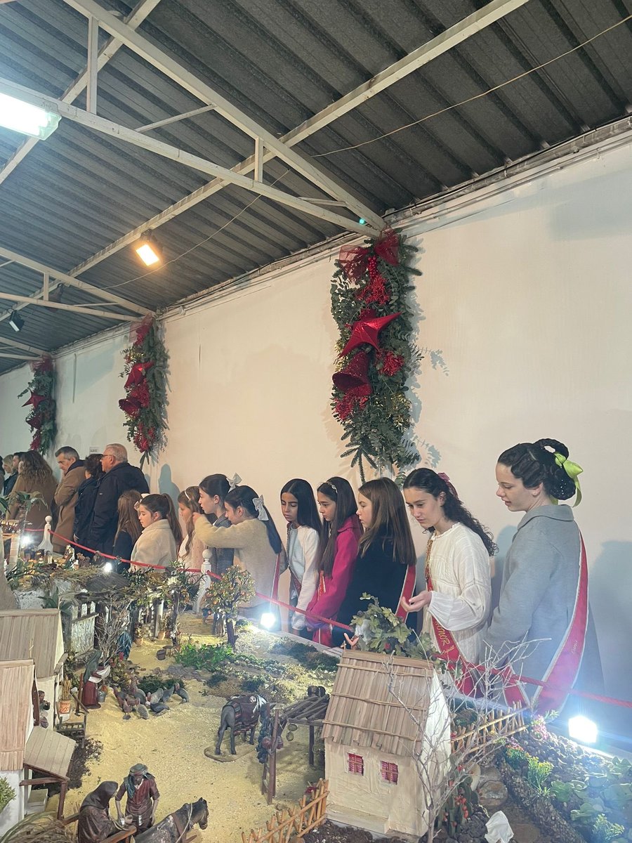 eltablacho's tweet image. Nuestra reina infantil, Sofía, ha asistido junto al resto de sus compañeras de la Corte de Honor a la inauguración del Belén de la Federación de Peñas Huertanas. Una parada indispensable estas navidades!