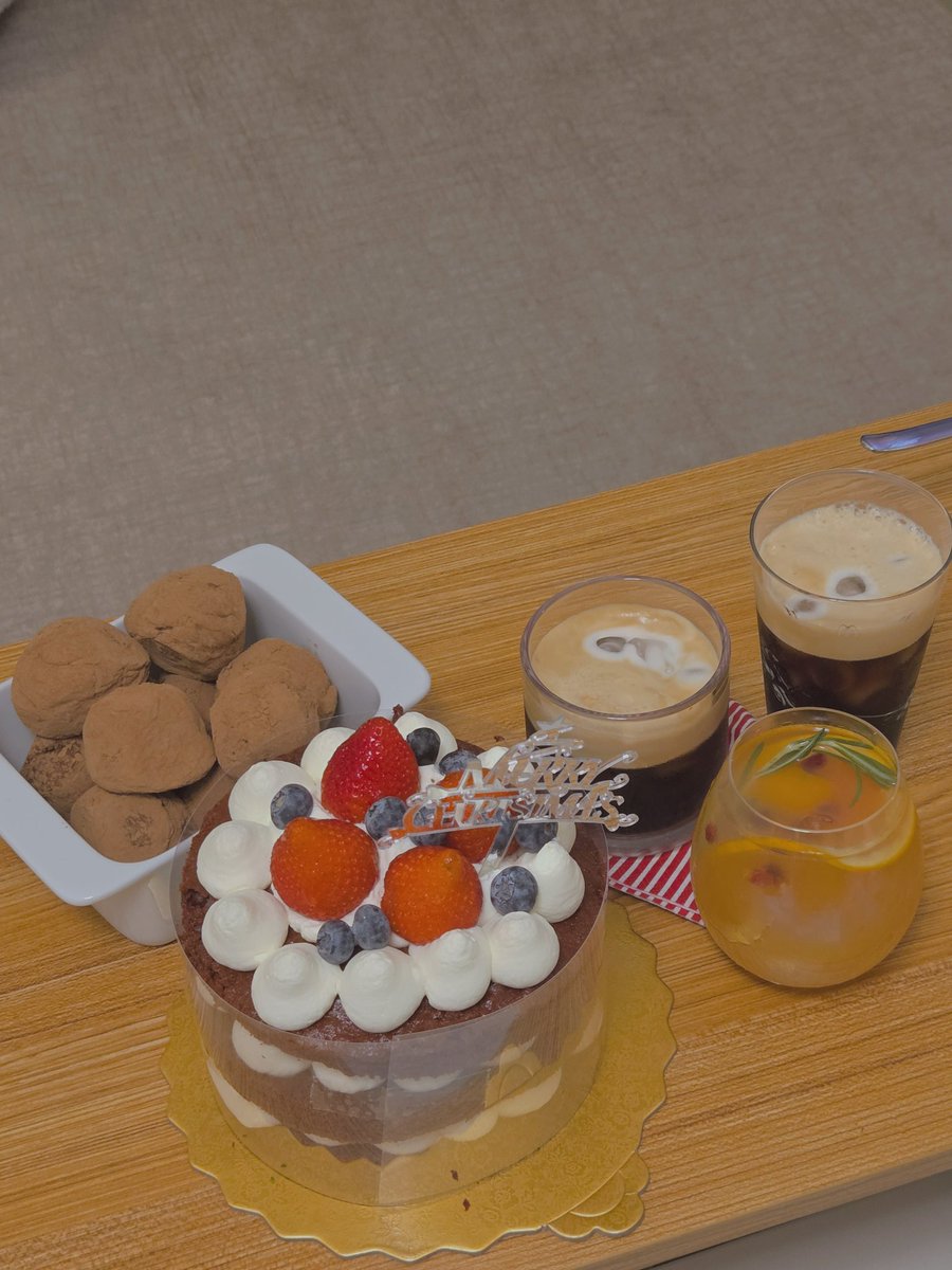 어제 거의 마 5성급 호텔 식사 하고 옴
음식 준비하느라 춘이네 진자 너무너무 고생했을 듯... 진짜 다 맛있었구요 재료도 다 좋은 거 써서 최고 마히허흠 푸파함 술도 진짜 짱맛있슴
케이크 들고 머핀이도 이고 지고 온 머핀이 언니 허리에도 리스펙...