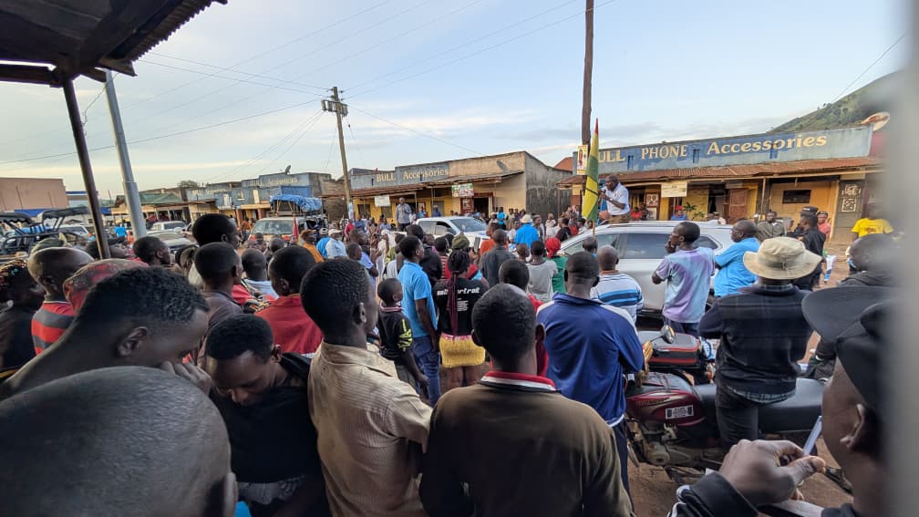 FDCOfficial1's tweet image. The FDC campaign trail continues in Nyeihanga Town Council, Rwampara District, with Rt. Hon. Nathan Nandala Mafabi leading engagements with the people.
#FDCManifesto #ChangeIsPossible