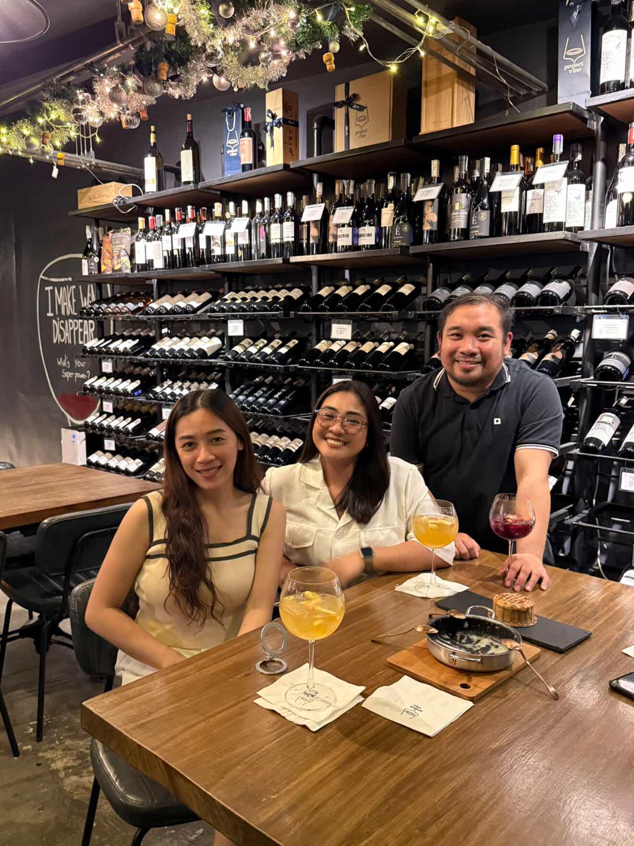 j_looo_o's tweet photo. reunited with the nonhotels 2022 staffs https://t.co/FwqZ9RXZFE