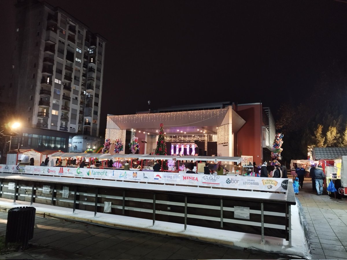 adzic_zoran's tweet image. Свечано отварање „Зимског града“ предвиђено је вечерас од 18 часова на платоу Културног центра Градишка, када ће бити одржан концерт Тијане Дапчевић.

Такође, Фестивал чоколаде, отварање клизалишта и дружење са Фазонком и његовим маскотама.