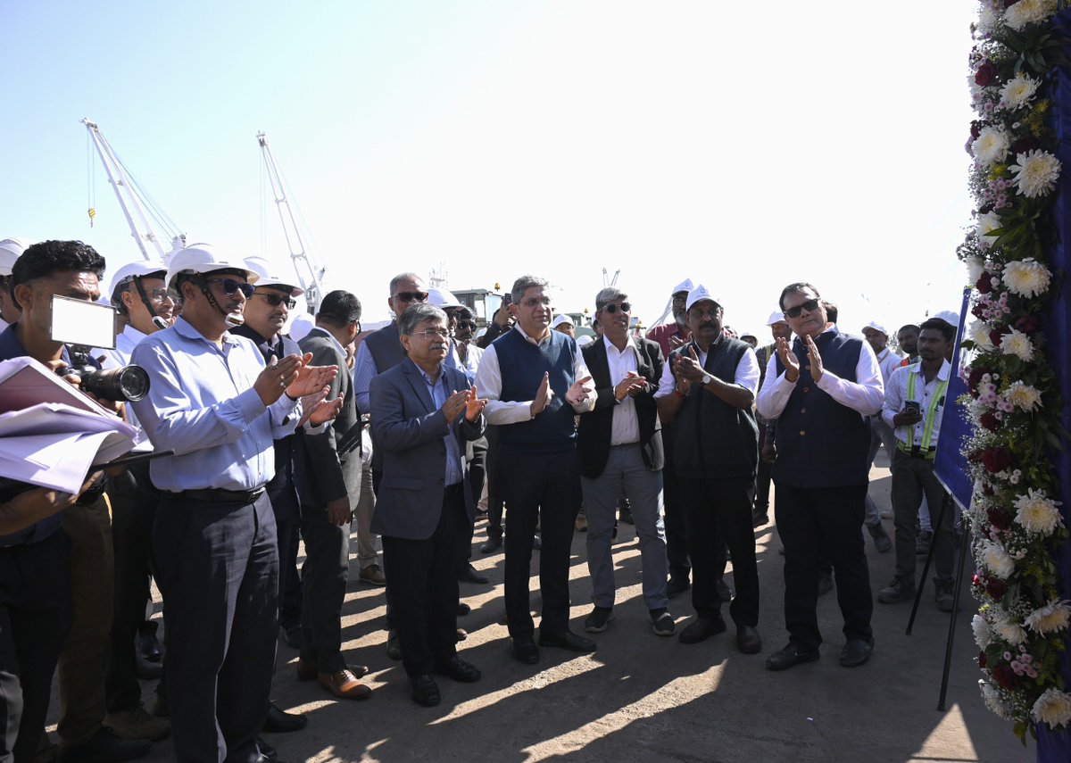 Deendayal_Port's tweet image. Powering the green transition at DPA Kandla! 🌱⚡
Shri Vijay Kumar, IAS, Secretary, MoPSW inaugurated the Fleet of VOLVO Green EV Loaders along with the Charging Bay, reinforcing DPA’s commitment to clean, sustainable and future-ready port operations.

#GreenPort