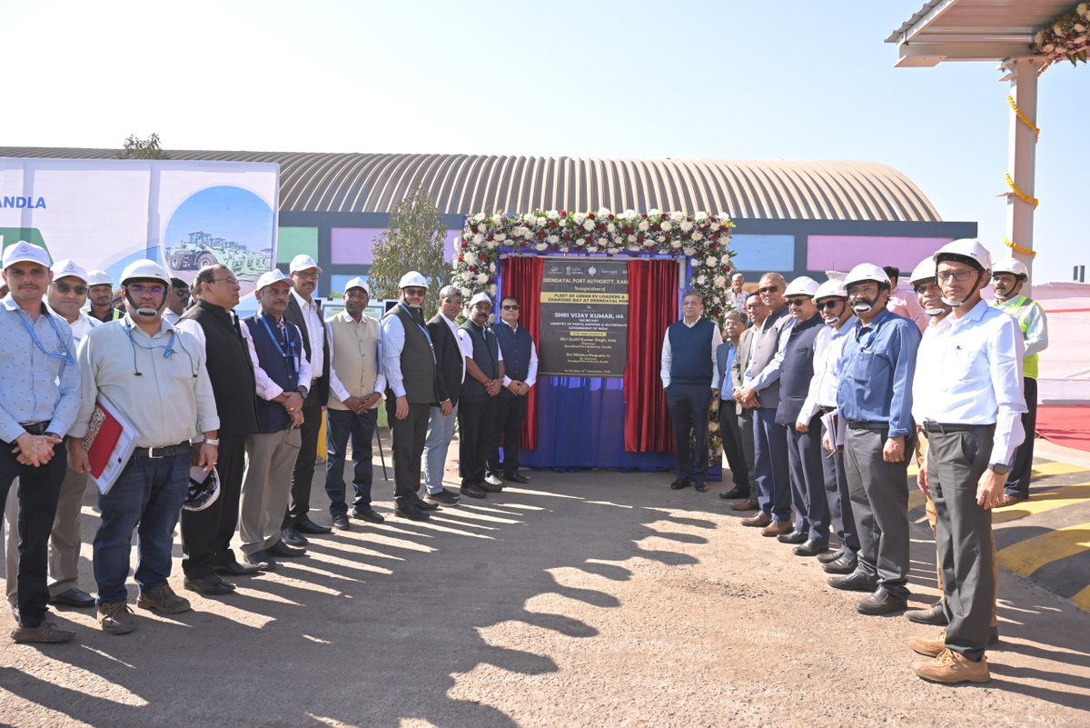 Deendayal_Port's tweet image. Powering the green transition at DPA Kandla! 🌱⚡
Shri Vijay Kumar, IAS, Secretary, MoPSW inaugurated the Fleet of VOLVO Green EV Loaders along with the Charging Bay, reinforcing DPA’s commitment to clean, sustainable and future-ready port operations.

#GreenPort