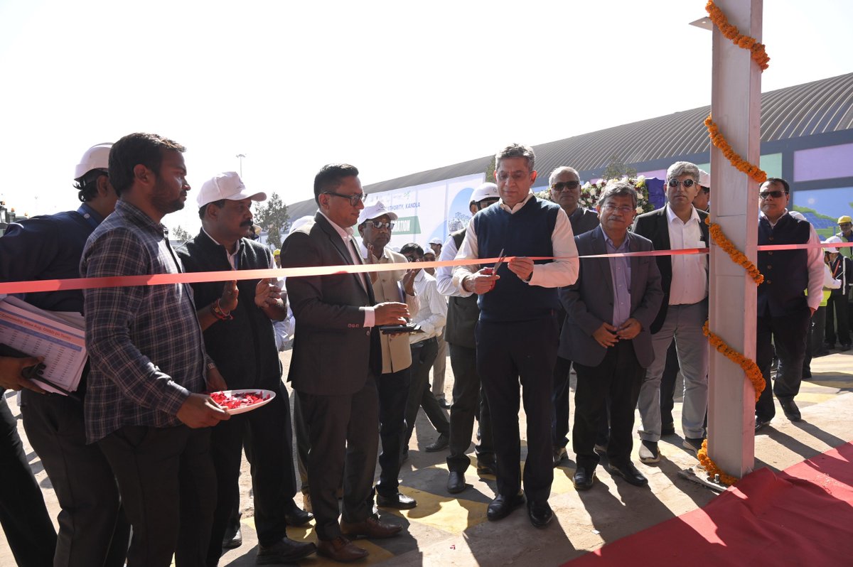 Deendayal_Port's tweet image. Powering the green transition at DPA Kandla! 🌱⚡
Shri Vijay Kumar, IAS, Secretary, MoPSW inaugurated the Fleet of VOLVO Green EV Loaders along with the Charging Bay, reinforcing DPA’s commitment to clean, sustainable and future-ready port operations.

#GreenPort