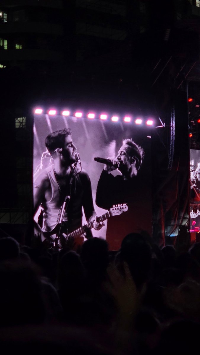 Con esta mirada cómplice entre Florian y Vicentico, les recomiendo enfáticamente a todos los que no fueron anoche a ver a los Cadillacs, que lo hagan hoy, que no se van a arrepentir.