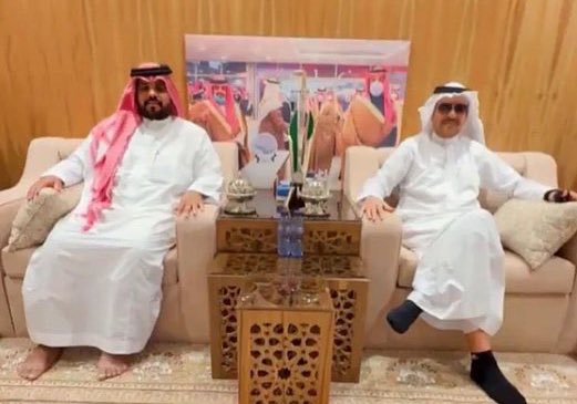 almorqi_ali's tweet photo. يقول دعسان بن حطاب الدويش : 

ذودٍ لنا من دونها راعي الزود 
بالسي�� نقصر شاربه كل ما زاد 

ترعى بنا الصفرا  الشناح أم عنقود 
لين السنام يعقب الورك من غاد 

إض��ءة / 

دونكم سيف الملك إقصروا شارب راعي الزود https://t.co/922FqDxNuT