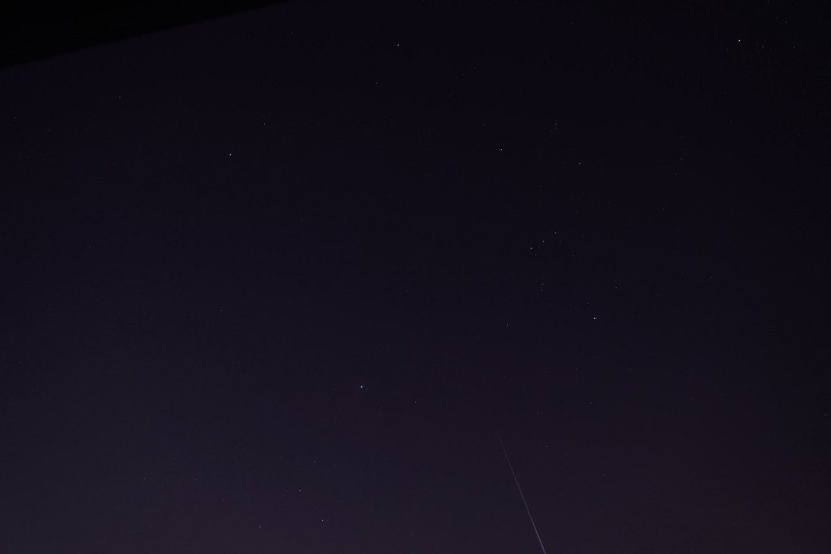 さっきすごく明るい火球見えて。
もしかして撮れるかな？って思ったら流れ星ちゃんと写ってました✨

みんなにも良いことがありますように♪