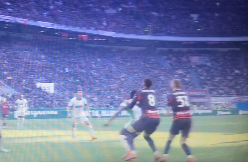 Calvarese_'s tweet photo. #MilanSassuolo: Loftus-Cheek non spinge Candè prima del gol annullato a Pulisic, è solo un appoggio. Tomori-Laurienté nessun fallo, Cheddira allarga la gamba nella direzione opposta al pallone per farsi colpire da Pavlovic https://t.co/3JFFJ7x9Rl