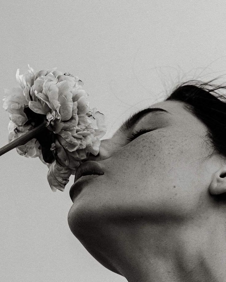 ،،

أعرف ما تطلبه نظرتـگ،
وأعرف ما يطلبه قلبي
حين يسمع صوتگ،

هناگ رغبة بيننـآ
لا تمشي…
بل تركض،
تركض حدّ أنني
لا أستطيع تهدئتهـآ
إلا بأن أراك
قريبًا بما يكفي
لأفقد القدرة على التراجع.

#أمل_الإدريسي  ❤️