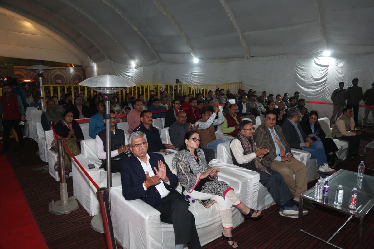 GwaliorComm's tweet image. रूहानी संगीत से महकी तानसेन की देहरी

सुविख्यात पार्श्व, शास्त्रीय संगीत व सूफ़ियाना गायिका पद्मश्री जसपिंदर नरुला ने बिखेरे संगीत के मनमोहक रंग

इंटक मैदान में सजी पूर्वरंग "गमक" संगीत सभा

#tansen
#tansensamharo
#gwalior
#musiccitygwalior