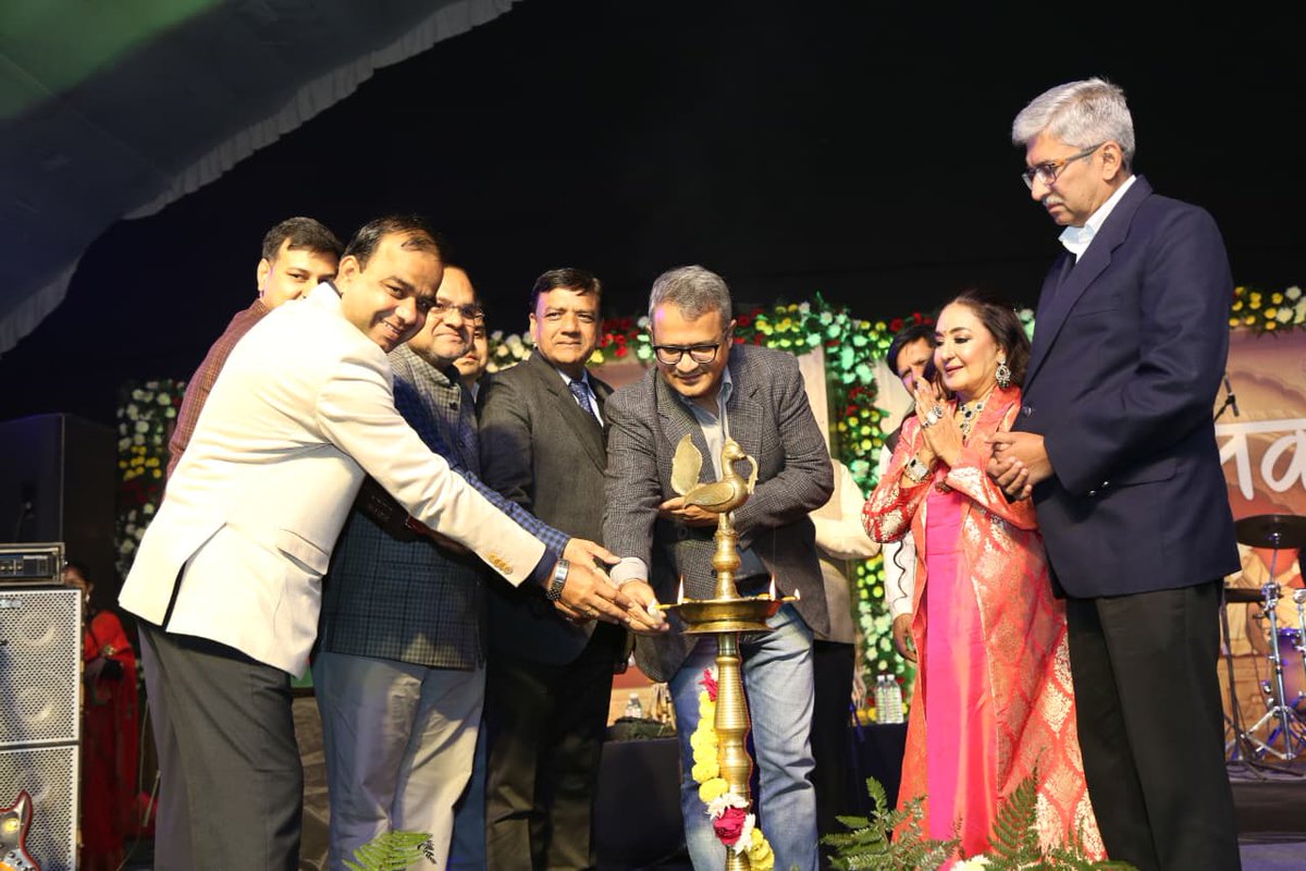 GwaliorComm's tweet image. रूहानी संगीत से महकी तानसेन की देहरी

सुविख्यात पार्श्व, शास्त्रीय संगीत व सूफ़ियाना गायिका पद्मश्री जसपिंदर नरुला ने बिखेरे संगीत के मनमोहक रंग

इंटक मैदान में सजी पूर्वरंग "गमक" संगीत सभा

#tansen
#tansensamharo
#gwalior
#musiccitygwalior