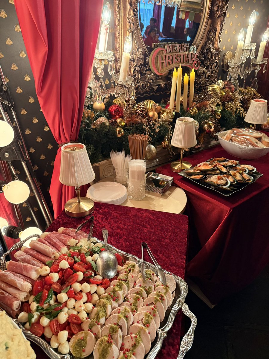 Uzulla_Uzuro's tweet photo. 代官山の古城
アマランスラウンジ
恒例のX'masパーティ🎄
クィーンの皆様のパフォーマンス
素敵でしたわぁ💕
シモーヌさん圧巻のオーラ
さすがすぎる…✨
お客様でいらしてた宝ダイヤさん
相変わらずお美しくて見惚れてまう
毎年言ってる気もするけど
このイベ過ぎると一気に年末感
#BitchesNight https://t.co/ocAdqa4R1c