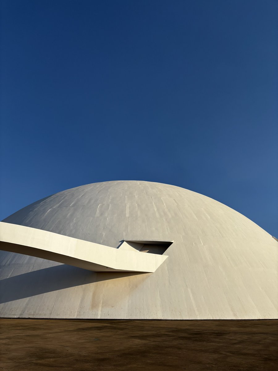 Museu Nacional da República em um dia de céu azul e completamente ensolarado