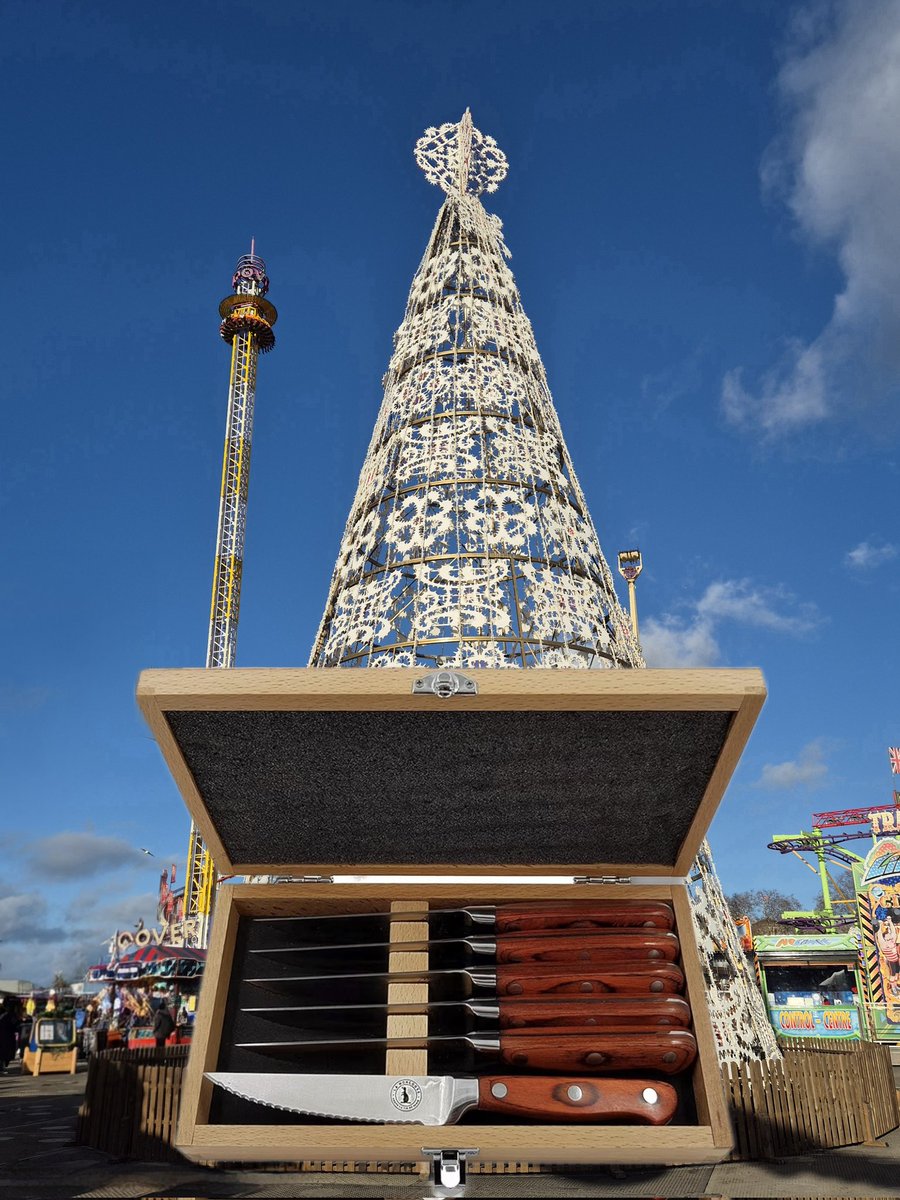 Hoping for the perfect present under your Christmas tree this year? Look no further, La Mongoose has you covered! Our steak knives would please even the #Grinch!

linktr.ee/Lamongoose 

#Christmas #Giftidea #presents #christmaspresents #christmastime #christmastree #santaclaus