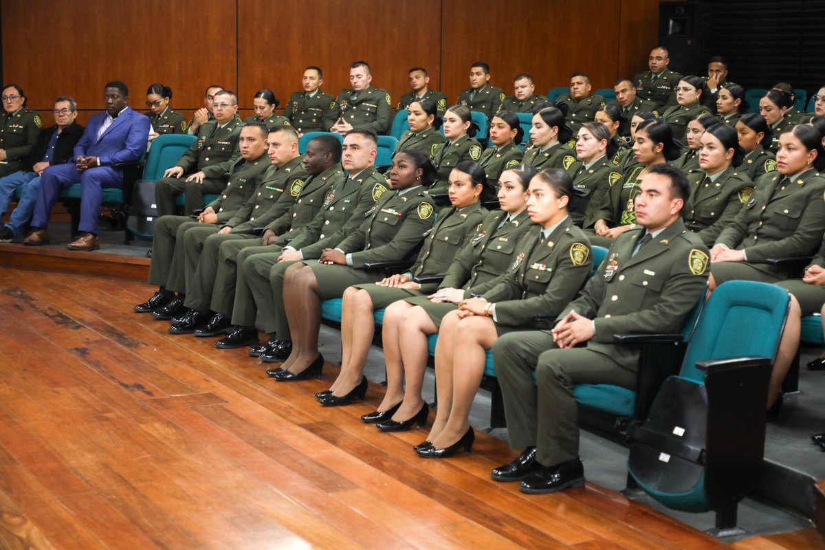 En la sede multicampus de la Escuela de Investigación Criminal se realizó la clausura y ceremonia de graduación de la segunda cohorte de la Tecnología en Gestión del Servicio de Policía, programa académico desarrollado en el marco de la Ley 2179.

Este logro académico certifica