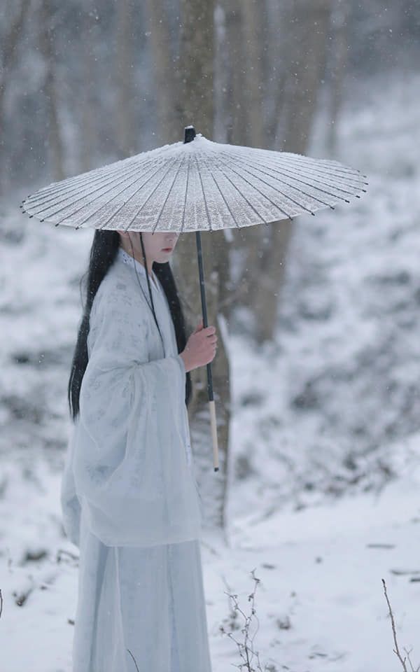 .

“Every caress every trust survives.”

― Paul Éluard 
.

🖤