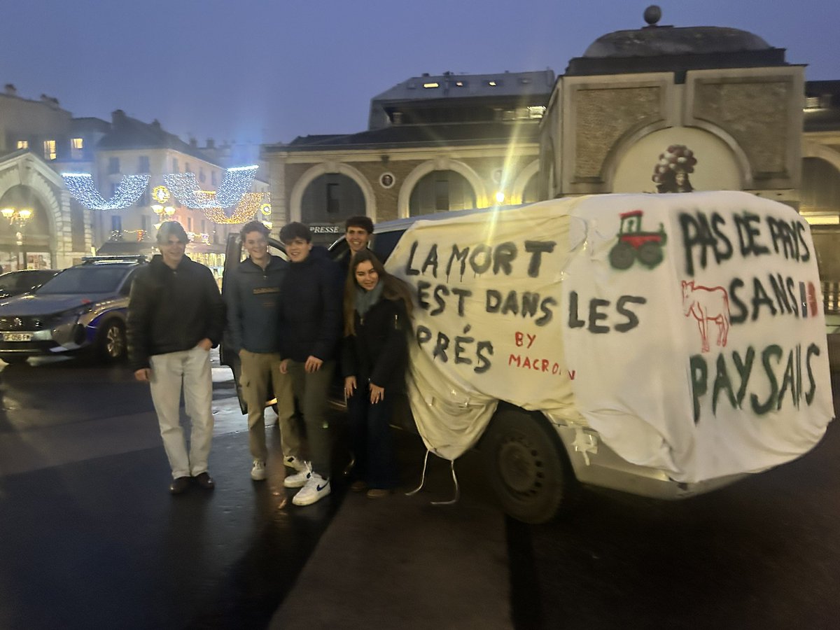 Des jeunes rassemblés place du Marché à Versailles pour soutenir les éleveurs. « Pas de pays sans paysans »