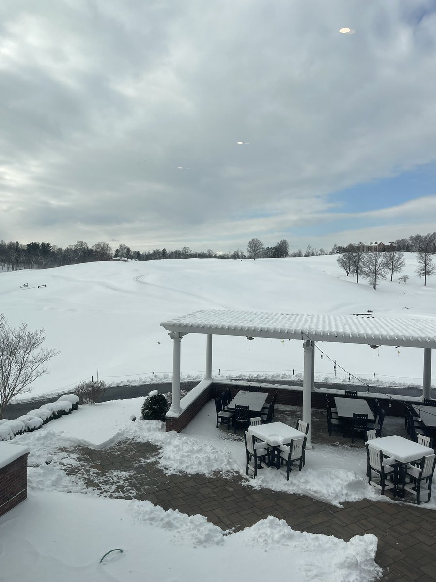 PullCutss's tweet image. I’m thinking this frost delay will get lifted soon. The suns peaking through the clouds.