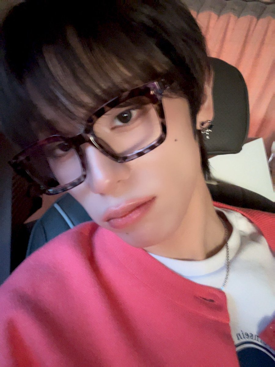 xlovglobal's tweet photo. 251215 - b.stage 💭

💛: “Good night~🌙”

#XLOV #엑스러브 #HARU #하루 https://t.co/Qi2YHTlh6B