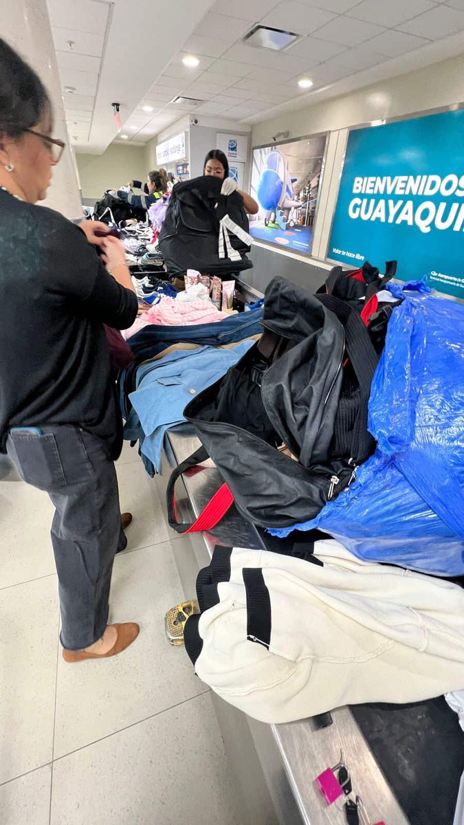 EmergenciasEc's tweet photo. #DenunciaCiudadana
Abuso de la @SENAE_Aduana en los aeropuertos del Ecuador https://t.co/Yujh5JM0gm