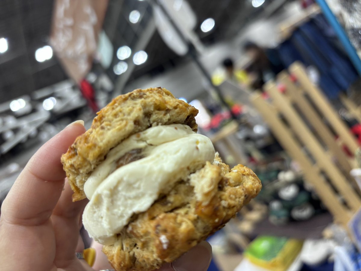 assakgamasan's tweet image. クリマおいしかったー
OceanSideさんのガーリックシュリンプランチ
yakigashi tasoさんの無花果クリームチーズスコーンサンド
hyang さんのキンパは帰ってから！
またお会いできたsayaboさんもお買上
 #OceanSide  #yakigashitaso  #sayabo  #hyang  #クリマ