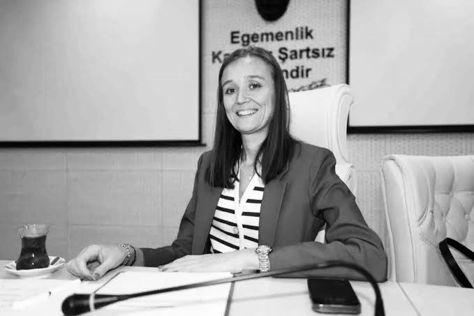 Yaşadığı rahatsızlık nedeniyle bir süredir yoğun bakımda tedavi gören Şehzadeler Belediye Başkanımız Gülşah Durbay’ı gencecik yaşında maalesef kaybettik. Acımız tarifsiz. Kendisine rahmet; ailesine, sevenlerine ve partimize başsağlığı ve sabır diliyorum. Hep gülen yüzün ve