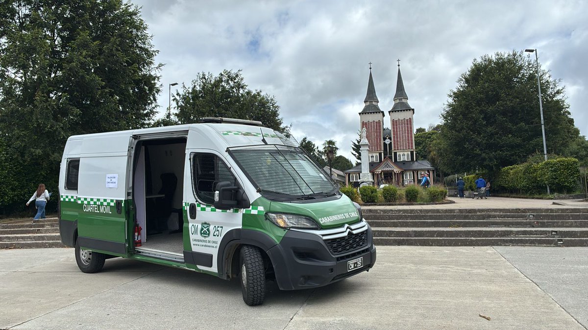 CarabLosRios's tweet photo. En #Panguipulli,frente a la parroquia San Sebastián, así como en todos los cuarteles de la región de #LosRíos,Carabineros se encuentra recepcionando excusas por encontrarse a más de 200 km del lugar de votación y validando trámite de #ComisariaVirtual. https://t.co/kbRYOgReuf