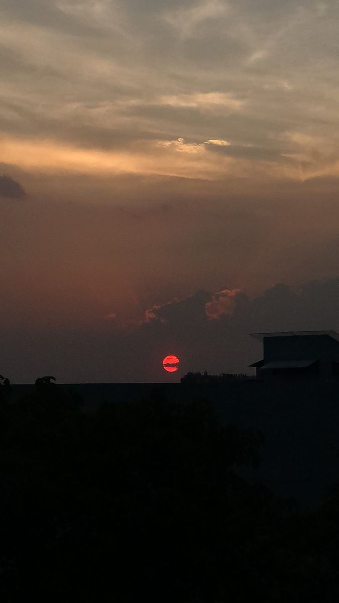 aparnadaskona's tweet image. ভাঙনের খেলায় শেষ পর্যন্ত আমিই ভেঙে গেলাম,
আর হয়তোএটাই ছিল তোমার নীরব চাওয়া।

আমি চেয়েছিলাম ছিন্ন-ভাঙা স্বপ্নগুলো জোড়া দিতে,
আর তুমি ব্যস্ত ছিলে দূরে সরে যেতে।

শেষ দৃশ্যে~
জয়ের মালা উঠলো তোমার হাতেই,
আর আমি দাঁড়িয়ে রইলাম
ভাঙা অনুভূতির নীরব ধ্বংসস্তূপের সামনে…
💙💔