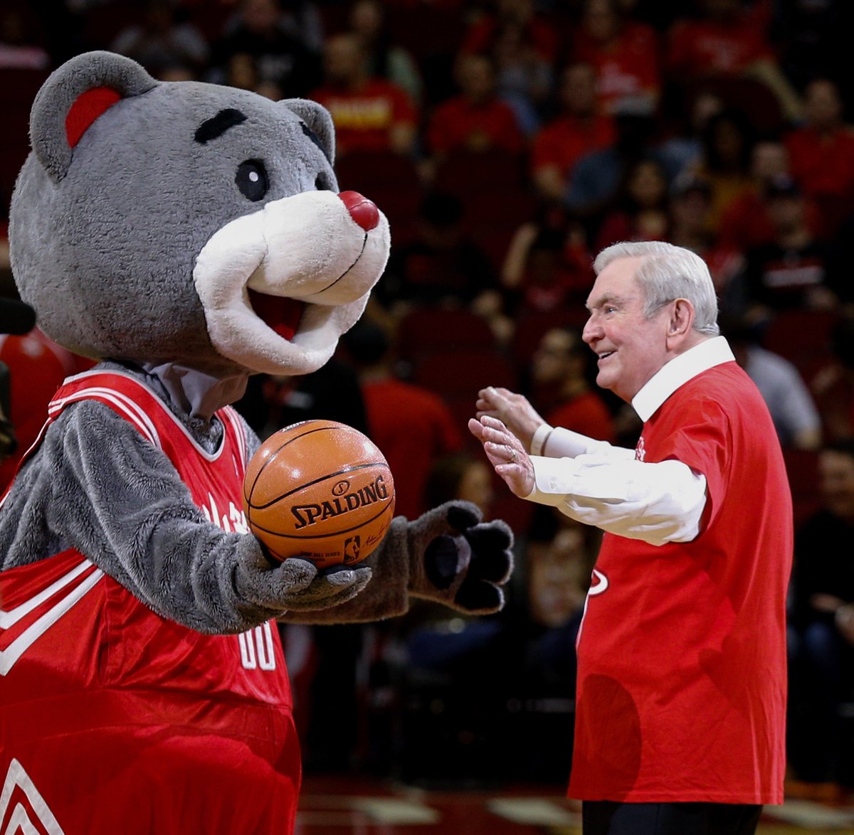 The Houston Rockets are saddened by the loss of television legend Dave Ward. Synonymous with Houston television, Ward delivered the news on ABC13 for more than 50 years and earned a Guinness World Record for the longest career at one station in the same market.
A trusted voice for Houstonians, Ward opened the nightly newscast with his signature greeting, “Good evening, friends.” He and his beloved wife, Laura, were longtime champions of our community, demonstrating an unwavering commitment to giving back. Our thoughts are with his family and all who loved him.
We’ll miss you, friend.
