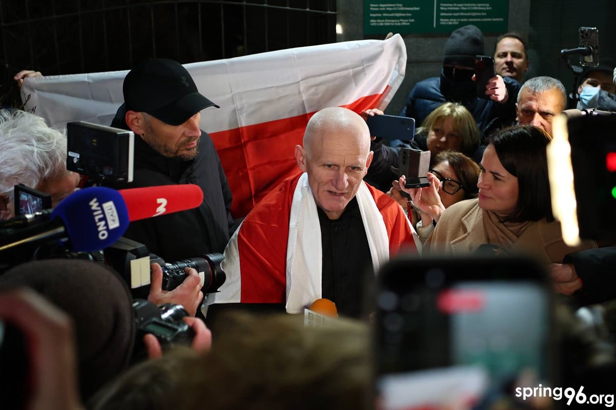 viasna96's tweet photo. "I have emerged into the free world." Interview with Ales Bialiatski after his release

"I believe that it is my duty, both to those who remain in prison and to the entire Belarusian society, to continue my work".

https://t.co/i5yItOi4z5 https://t.co/tq7wTrkMFL